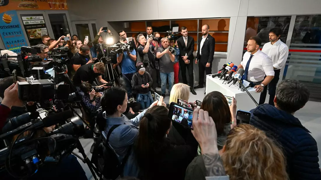 Innenminister Matus Sutaj Estok informiert auf einer Pressekonferenz. Das Attentat auf Fico hat nach Einschätzung der Regierung ein «klar politisches Motiv». - Bild: Denes Erdos/AP/dpa