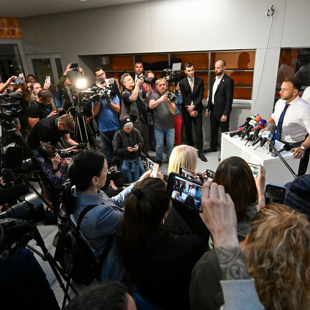 Innenminister Matus Sutaj Estok informiert auf einer Pressekonferenz. Das Attentat auf Fico hat nach Einschätzung der Regierung ein «klar politisches Motiv». - Foto: Denes Erdos/AP/dpa