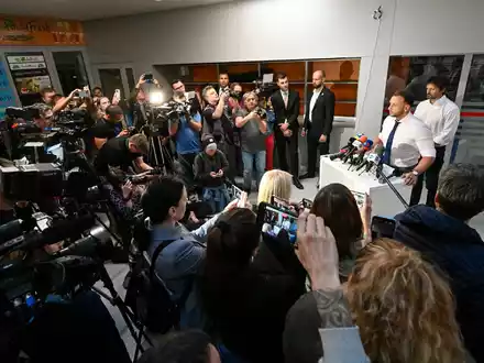 Innenminister Matus Sutaj Estok informiert auf einer Pressekonferenz. Das Attentat auf Fico hat nach Einschätzung der Regierung ein «klar politisches Motiv». - Foto: Denes Erdos/AP/dpa
