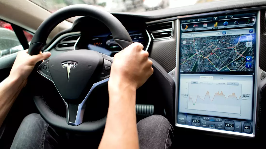 Ein Mann sitzt in einem Tesla Model S am Lenkrad: Elon Musk sagt, er sei mit seinen Versprechen zu selbstfahrenden Autos oft zu optimistisch gewesen. - Bild: Sven Hoppe/dpa