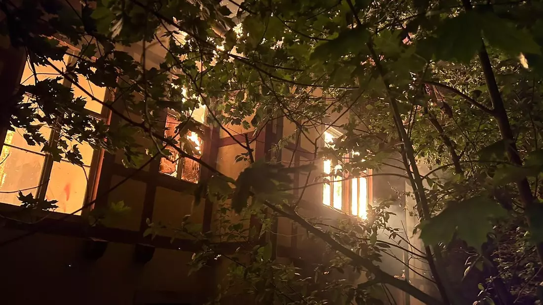 FW Dresden: Einsatzreiche Nacht für die Feuerwehr Dresden - Großbrand in Loschwitz - Bild: presseportal.de