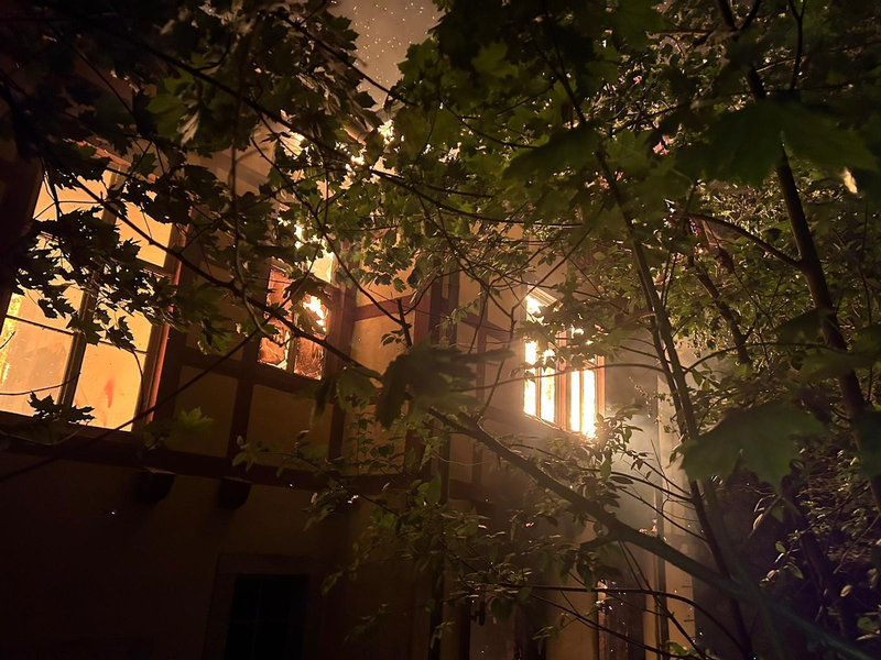 FW Dresden: Einsatzreiche Nacht für die Feuerwehr Dresden - Großbrand in Loschwitz - Foto: presseportal.de