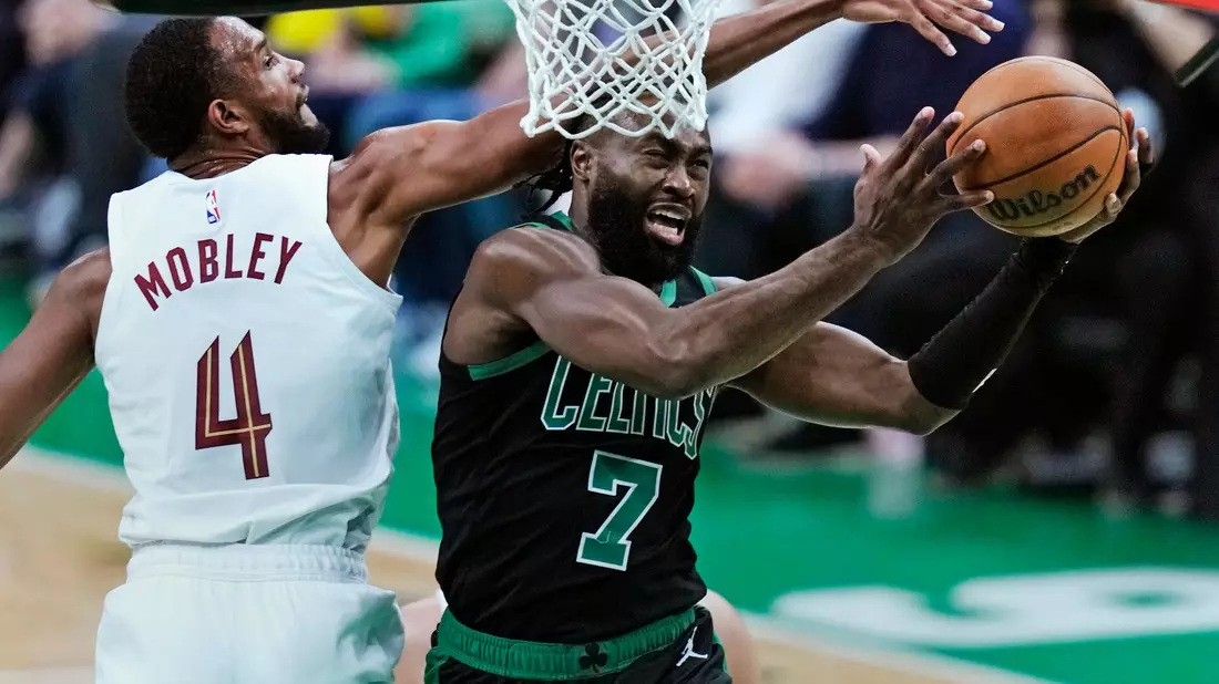 Jaylen Brown (r) von den Boston Celtics zieht zum Korb der Cleveland Cavaliers. - Bild: Charles Krupa/AP