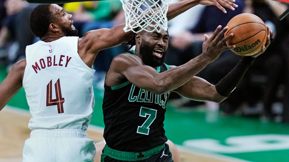 Jaylen Brown (r) von den Boston Celtics zieht zum Korb der Cleveland Cavaliers. - Foto: Charles Krupa/AP