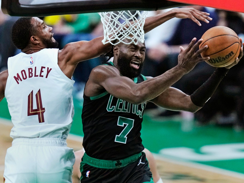 Jaylen Brown (r) von den Boston Celtics zieht zum Korb der Cleveland Cavaliers. - Foto: Charles Krupa/AP