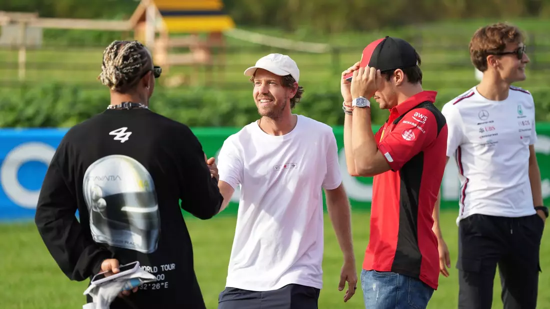 Sebastian Vettel (M) will mit mehreren Aktionen an die in Imola verunglückte Formel-1-Legende Ayrton Senna erinnern. - Bild: Toru Hanai/AP/dpa