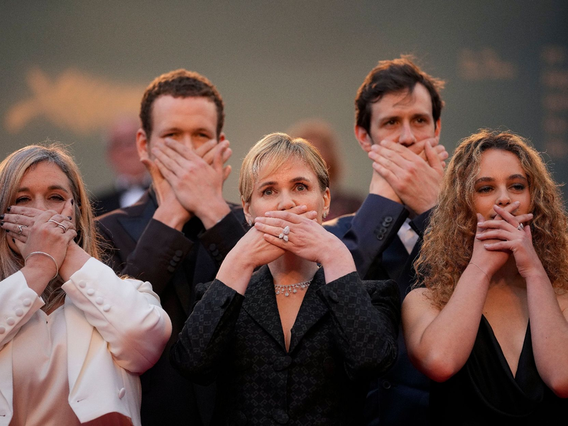 «Moi aussi» (frz. für «Me Too») zeigt um die 1000 Menschen in einer Straße in Paris. - Foto: Andreea Alexandru/Invision/AP/dpa