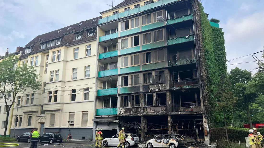 Bei dem Brand des Wohnhauses in Düsseldorf gab es Tote und Verletzte. - Bild: Jana Glose/dpa