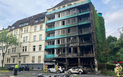 Bei dem Brand des Wohnhauses in Düsseldorf gab es Tote und Verletzte. - Foto: Jana Glose/dpa
