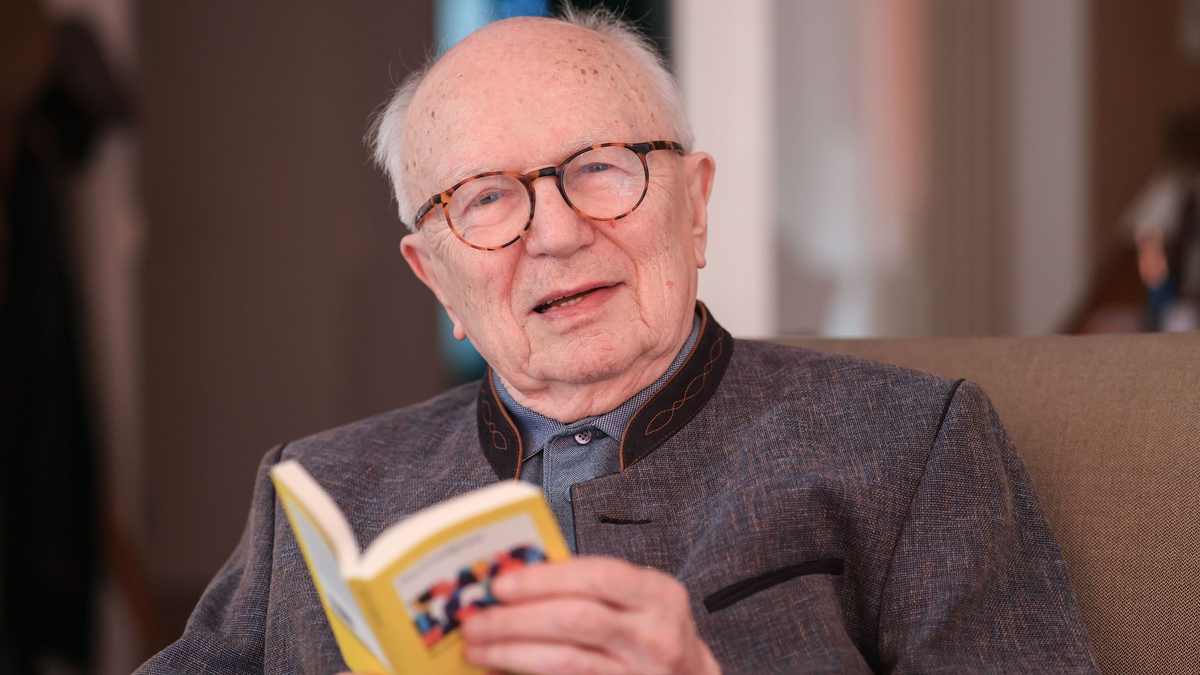 Fernsehjournalist Friedrich Nowottny wird 95 Jahre alt - und sorgt sich um die Zukunft. - Foto: Oliver Berg/dpa
