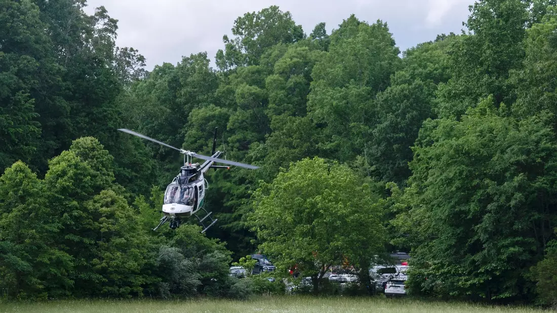Einsatz von Polizei und Sicherheitskräften in der Nähe der Absturzstelle in Leipers Fork im US-Bundesstaat Tennessee. - Bild: Nicole Hester/The Tennessean/AP/dpa