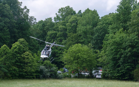 Einsatz von Polizei und Sicherheitskräften in der Nähe der Absturzstelle in Leipers Fork im US-Bundesstaat Tennessee. - Foto: Nicole Hester/The Tennessean/AP/dpa