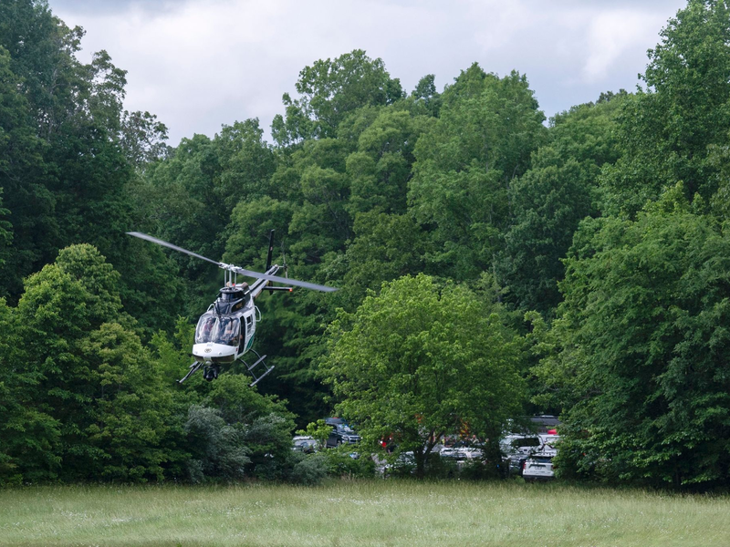 Einsatz von Polizei und Sicherheitskräften in der Nähe der Absturzstelle in Leipers Fork im US-Bundesstaat Tennessee. - Foto: Nicole Hester/The Tennessean/AP/dpa
