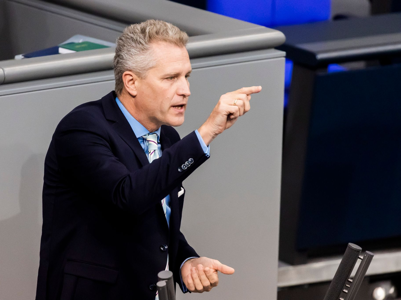 Gegen Petr Bystron (AfD) wird wegen Bestechlichkeit und Geldwäsche ermittelt, nun hat man bei ihm zu Hause Unterlagen für Goldbarren gefunden. - Foto: Christoph Soeder/dpa