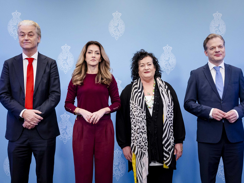 KoalitionÀre in spe: Von links Geert Wilders (PVV), Dilan Yesilgoz von der rechtsliberalen VVD, Caroline van der Plas von der rechtspopulistischen Bauernpartei BBB und Pieter Omtzigt von der neuen rechtskonservativen NSC. - Foto: Koen Van Weel/ANP/dpa