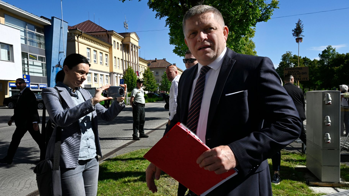 Robert Fico kurz vor dem Attentat in Handlova. Der Stellvertreter des Regierungschefs sagt, sein Zustand habe sich «stabilisiert, ist aber weiterhin ernst». - Foto: Radovan Stoklasa/TASR/dpa