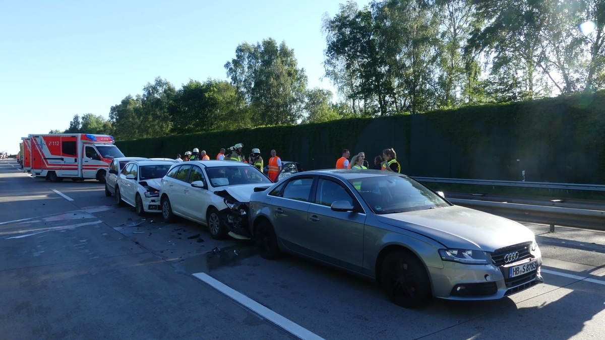 POL-CUX: Auffahrunfall mit fünf Fahrzeugen auf der BAB - sechs Leichtverletzte (Lichtbild im Anhang) - Foto: presseportal.de