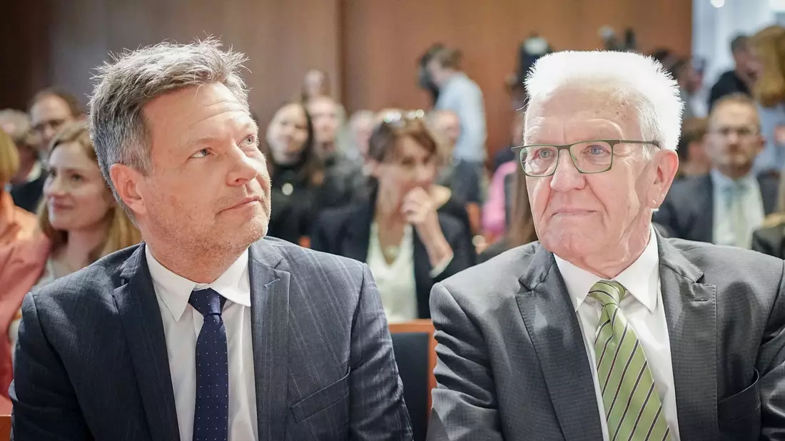 Baden-Württembergs Ministerpräsident Winfried Kretschmann (r) setzt für die Bundestagswahl auf Vize-Kanzler Robert Habeck als Spitzenkandidat (Archivbild). - Bild: Kay Nietfeld/dpa