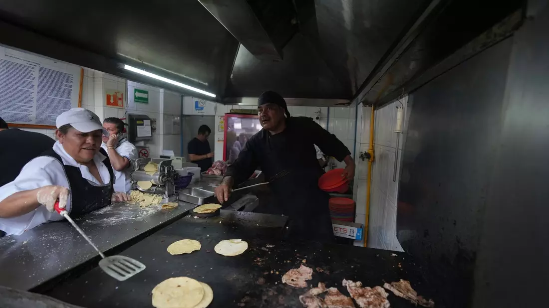 Die Tacos von «El Califa de León» sind begehrt. - Bild: Fernando Llano/AP