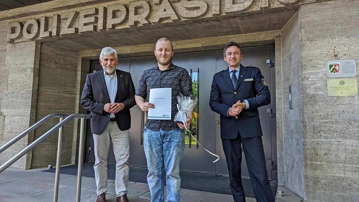 POL-BO: Geehrt für Zivilcourage: Polizeipräsident dankt Daniel Molsich (32) - Foto: presseportal.de