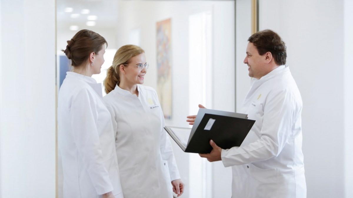 Gesichtsverjüngung mit Face-Yoga? Experte verrät, was dahinter steckt und ob das wirklich hilft - Foto: presseportal.de