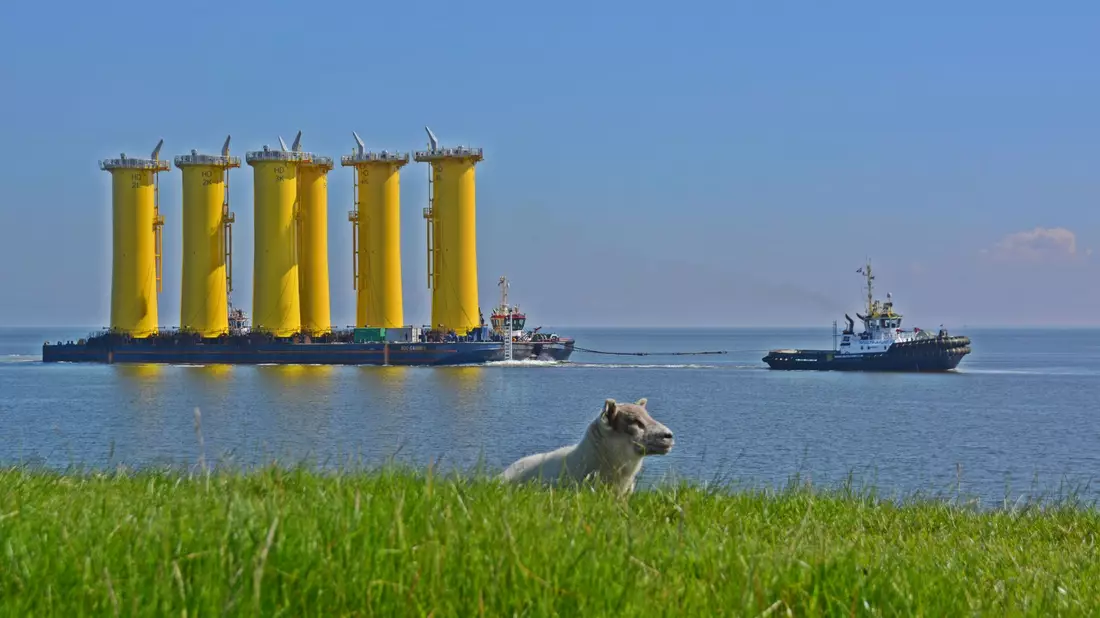 Die sogenannten Transition Pieces für den Offshore-Windpark «He Dreiht» werden bereits transportiert. - Bild: Magnus Reinke OIM/EnBW/dpa