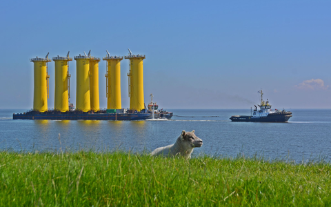 Die sogenannten Transition Pieces für den Offshore-Windpark «He Dreiht» werden bereits transportiert. - Foto: Magnus Reinke OIM/EnBW/dpa