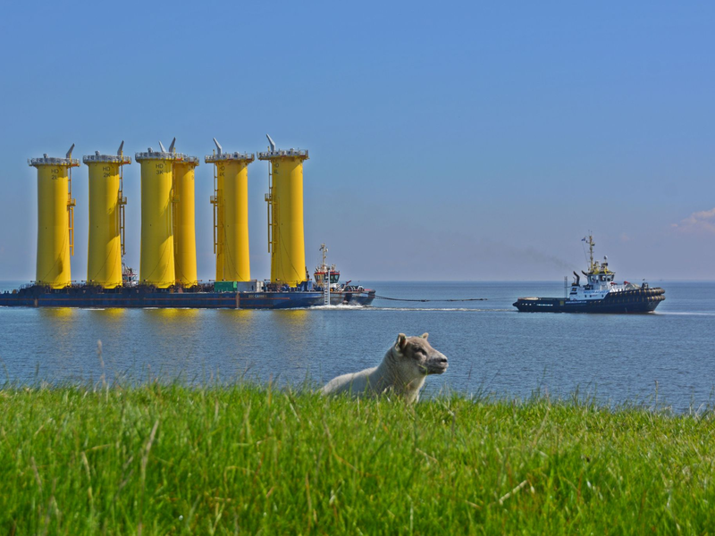 Die sogenannten Transition Pieces für den Offshore-Windpark «He Dreiht» werden bereits transportiert. - Foto: Magnus Reinke OIM/EnBW/dpa