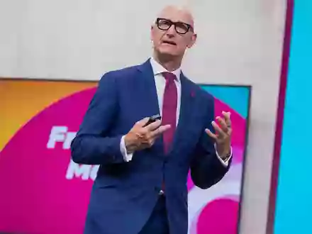 Timotheus Höttges von der Deutschen Telekom warnt: «Die Flächendeckungsauflagen gehen am Kundennutzen vorbei, sie sind nicht verhältnismäßig und vor allem sind sie auch praktisch kaum umsetzbar.» - Foto: Rolf Vennenbernd/dpa