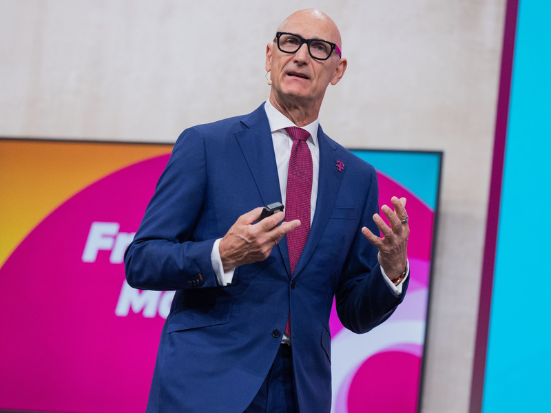Timotheus Höttges von der Deutschen Telekom warnt: «Die Flächendeckungsauflagen gehen am Kundennutzen vorbei, sie sind nicht verhältnismäßig und vor allem sind sie auch praktisch kaum umsetzbar.» - Foto: Rolf Vennenbernd/dpa