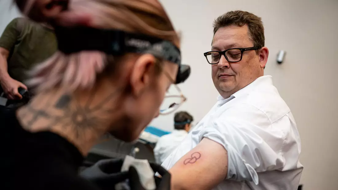 Stefan Schwartze lässt sich ein Organspende-Tattoo stechen. - Bild: Fabian Sommer/dpa