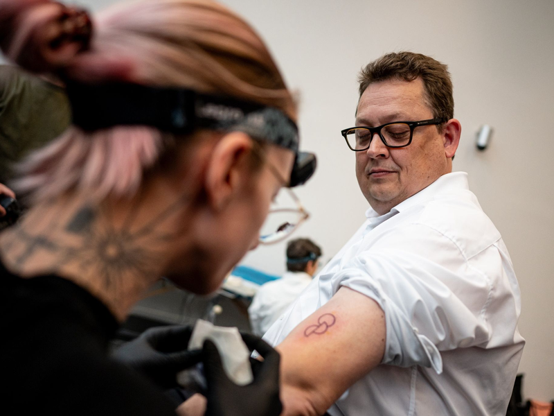 Stefan Schwartze lässt sich ein Organspende-Tattoo stechen. - Foto: Fabian Sommer/dpa