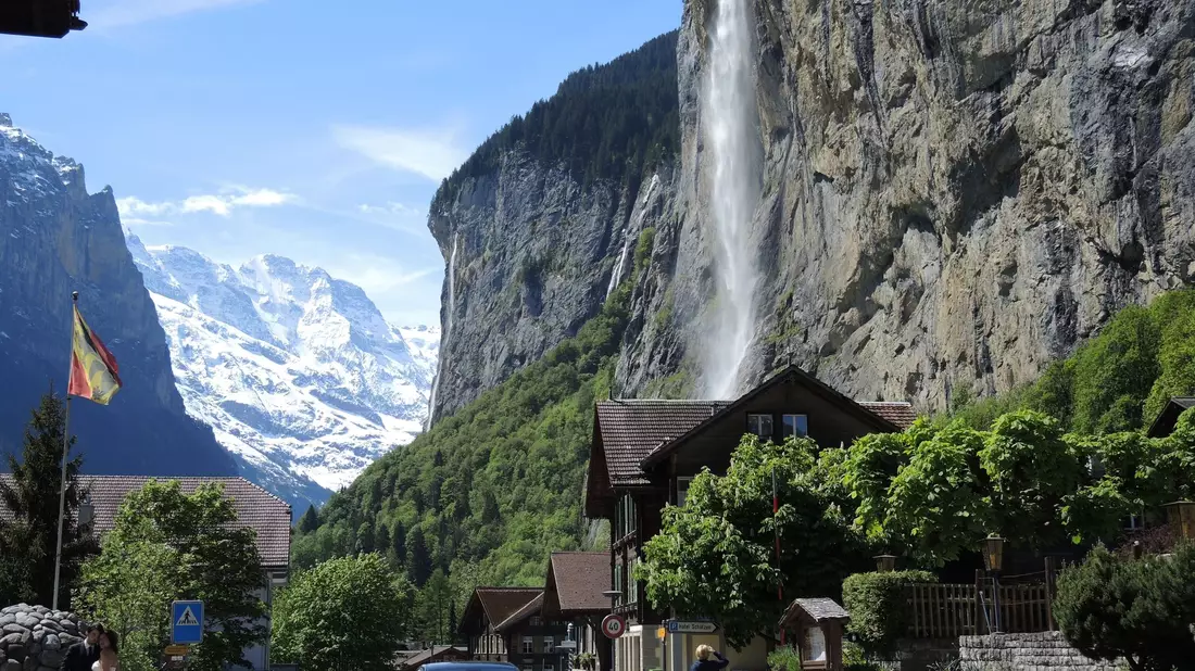 Das als Fotomotiv beliebte Wahrzeichen von Lauterbrunnen: der Wasserfall Staubbachfall. - Bild: Thomas Burmeister/dpa