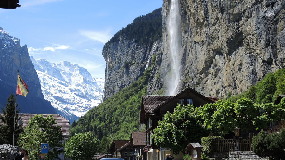 Das als Fotomotiv beliebte Wahrzeichen von Lauterbrunnen: der Wasserfall Staubbachfall. - Foto: Thomas Burmeister/dpa