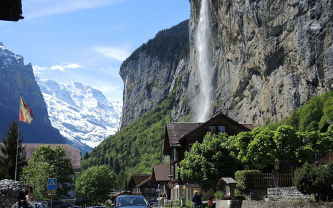 Das als Fotomotiv beliebte Wahrzeichen von Lauterbrunnen: der Wasserfall Staubbachfall. - Foto: Thomas Burmeister/dpa