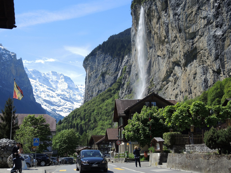 Das als Fotomotiv beliebte Wahrzeichen von Lauterbrunnen: der Wasserfall Staubbachfall. - Foto: Thomas Burmeister/dpa
