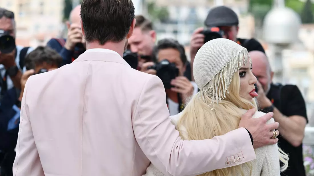 Anya Taylor-Joy streckt ihre Zunge heraus. - Bild: Christophe Simon/AFP/dpa