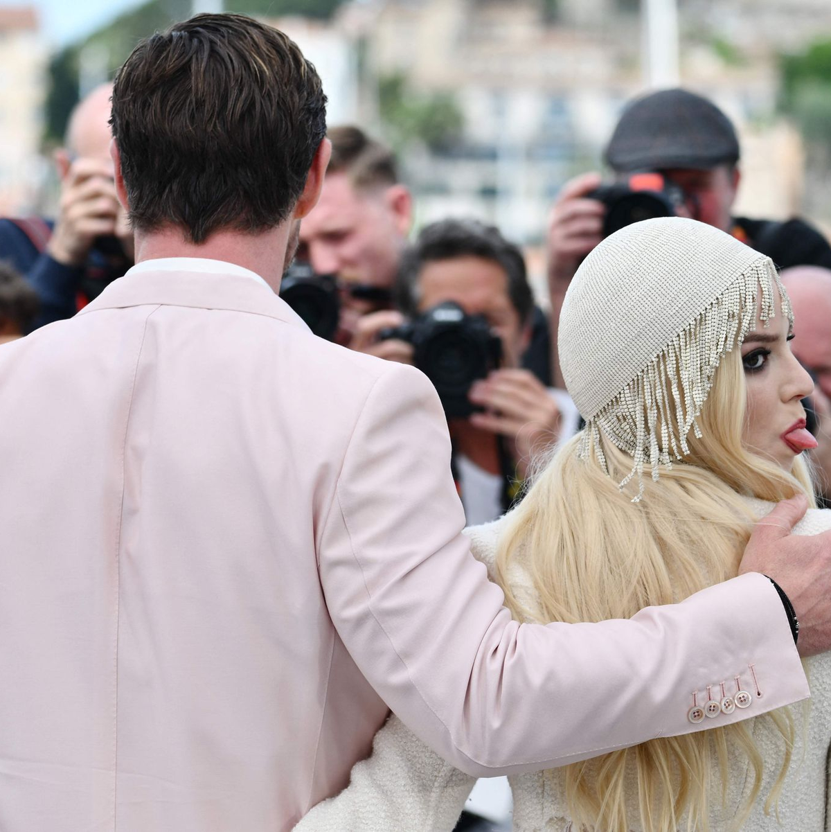 Anya Taylor-Joy streckt ihre Zunge heraus. - Foto: Christophe Simon/AFP/dpa