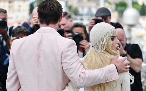 Anya Taylor-Joy streckt ihre Zunge heraus. - Foto: Christophe Simon/AFP/dpa