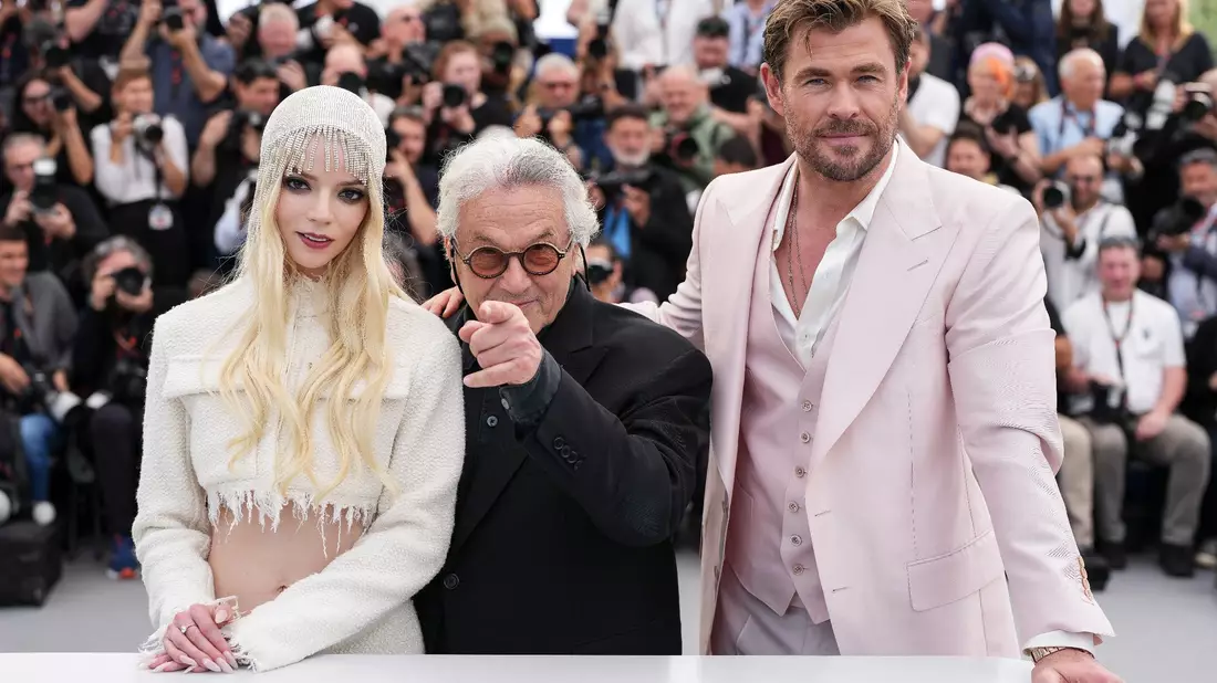 Der Regisseur und seine Hauptdarsteller: George Miller (M) mit Anya Taylor-Joy und Chris Hemsworth. - Bild: Scott A Garfitt/Invision/AP/dpa