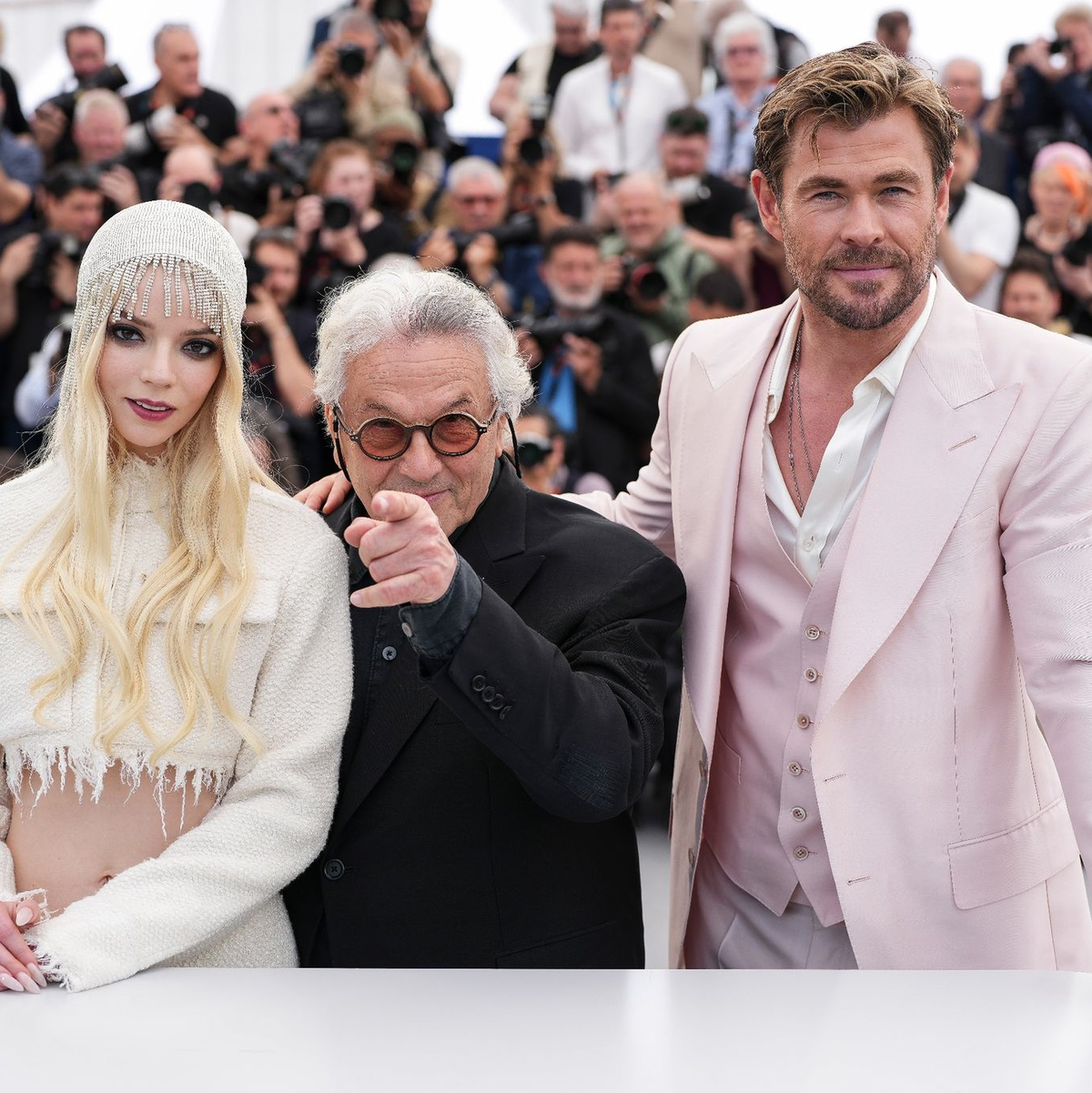 Der Regisseur und seine Hauptdarsteller: George Miller (M) mit Anya Taylor-Joy und Chris Hemsworth. - Foto: Scott A Garfitt/Invision/AP/dpa