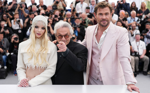 Der Regisseur und seine Hauptdarsteller: George Miller (M) mit Anya Taylor-Joy und Chris Hemsworth. - Foto: Scott A Garfitt/Invision/AP/dpa