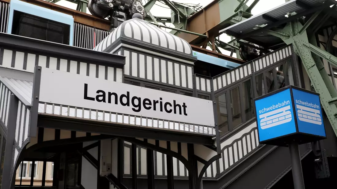 Die Schwebebahn-Haltestelle Landgericht in Wuppertal. - Bild: Oliver Berg/dpa
