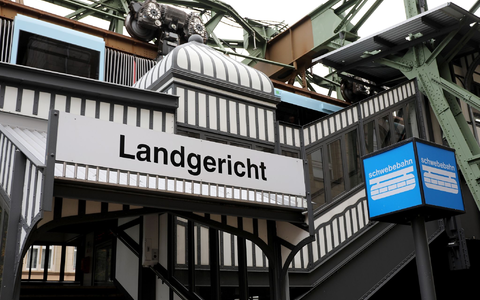 Die Schwebebahn-Haltestelle Landgericht in Wuppertal. - Foto: Oliver Berg/dpa