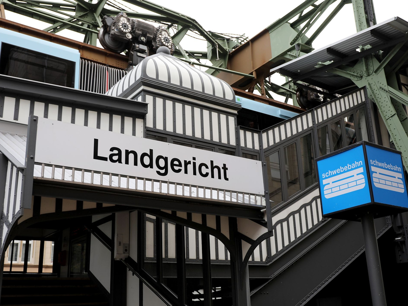 Die Schwebebahn-Haltestelle Landgericht in Wuppertal. - Foto: Oliver Berg/dpa