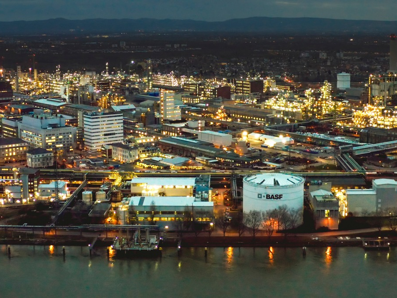 ARD Story am 21. Mai im Ersten: BASF - die Chemie des Geldes / Doku des SWR über einen Konzern zwischen Profit und Moral am 21. Mai um 22:50 Uhr im Ersten - Foto: presseportal.de