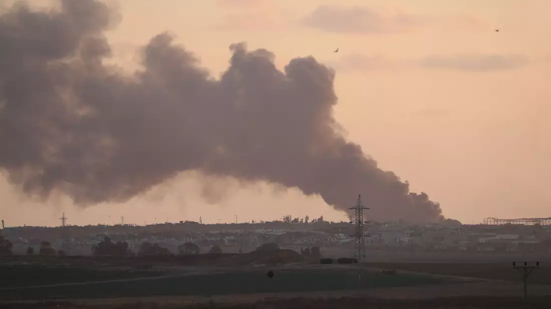 Rauch über dem Gazastreifen: Israel hat angekündigt, weitere Truppen nach Rafah zu entsenden. - Bild: Jamal Awad/XinHua/dpa