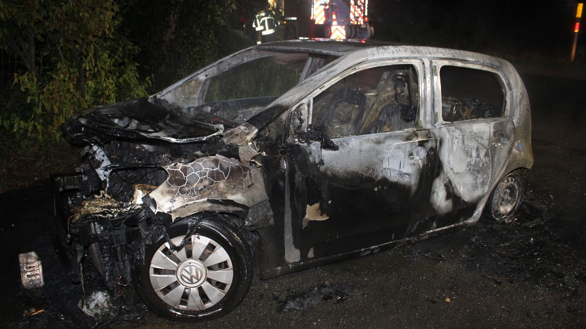 POL-DU: Rahm/Neudorf: Zwei Autos in Vollbrand - Kripo sucht Zeugen - Foto: presseportal.de