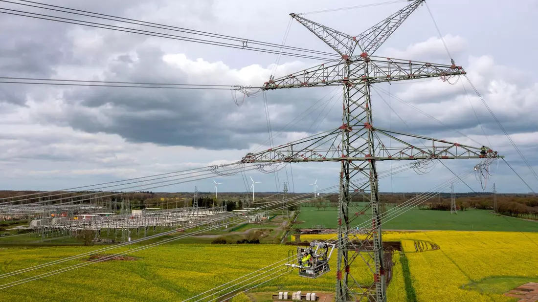 Strommasten des Netzbetreibers Tennet nahe des Umspannwerkes Conneforde. - Bild: Sina Schuldt/dpa