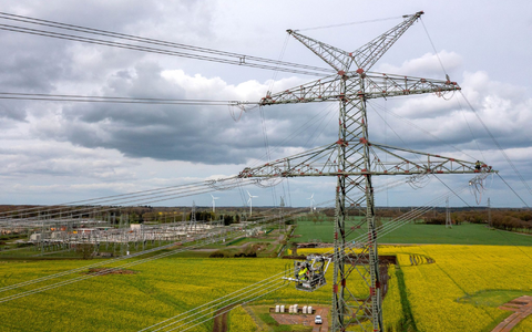 Strommasten des Netzbetreibers Tennet nahe des Umspannwerkes Conneforde. - Foto: Sina Schuldt/dpa